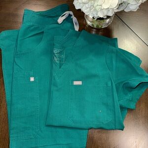 Figs Kelly green scrub set